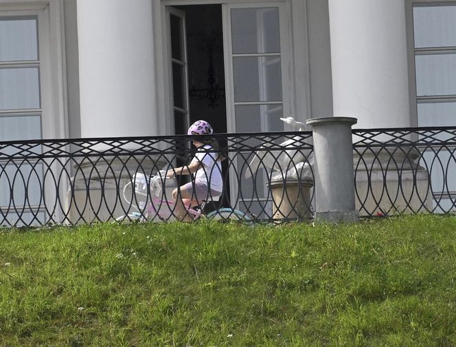 Kasia Nawrocka czuje się już w Belwederze jak u siebie! Przemieszcza się na rowerku!