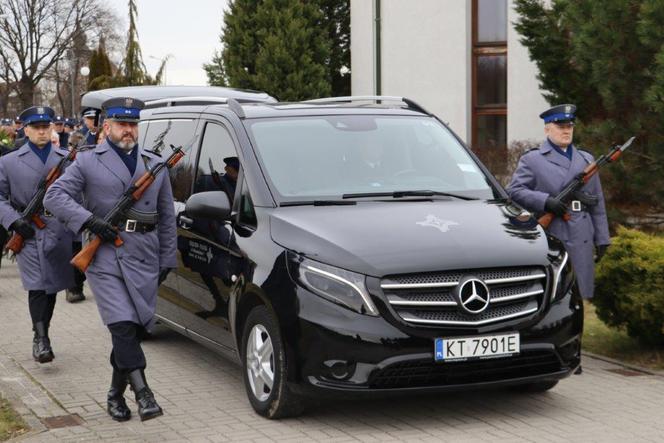Tarnów. Policjanci pożegnali mł. asp. Artura Tomczaka. Trębacz zagrał wzruszający utwór