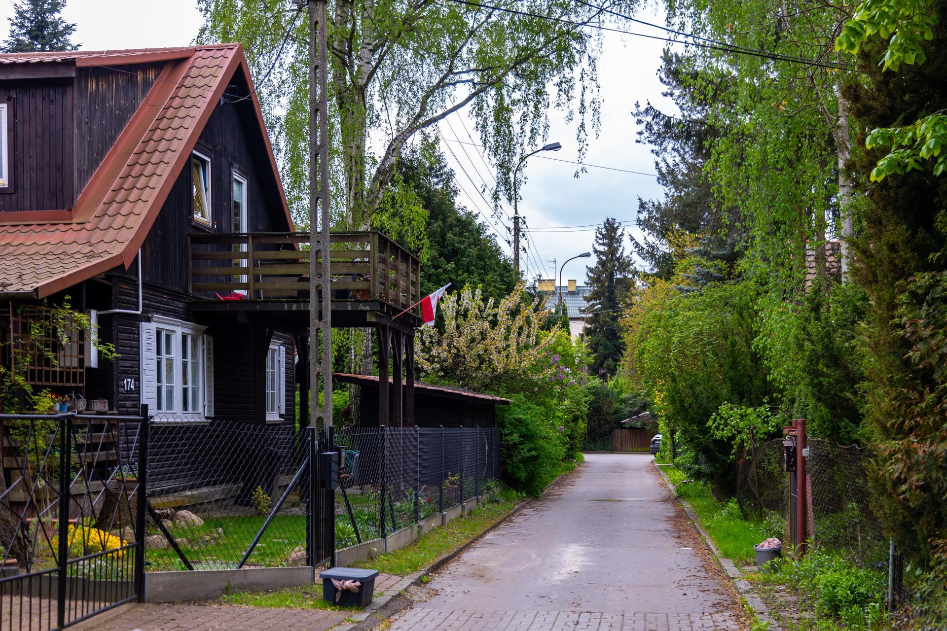 Osiedle "Przyjaźń" w Warszawie - zobacz zdjęcia drewnianej enklawy wśród zieleni