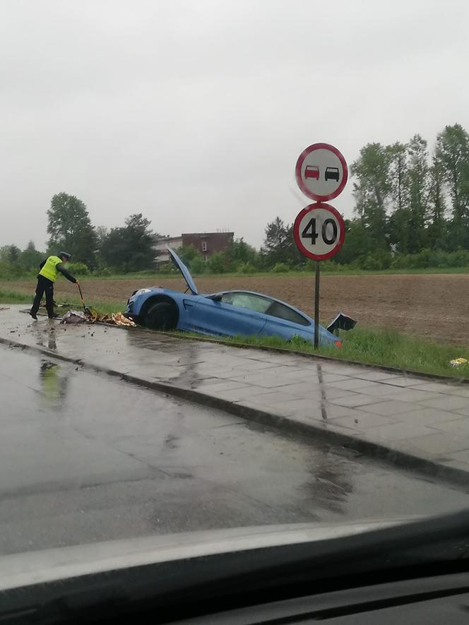 Dramatyczny wypadek w Krakowie: Rozpędzone BMW wjechało w grupę pieszych, wielu rannych