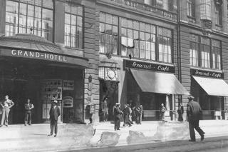 Fragment budynku z wejściem do Grand Hotelu /1932
