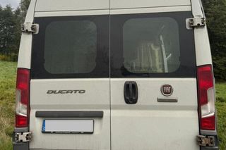 Nieudana blokada policji pod Jelenią Górą. Kierowca fiata ducato pojechał dalej [ZDJĘCIA]