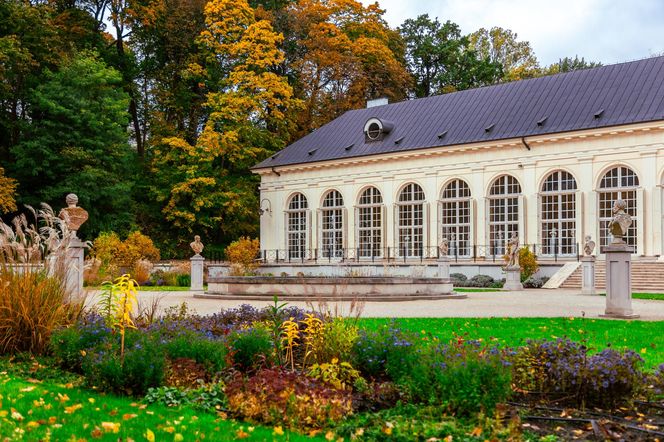 Łazienki Królewskie w Warszawie jesienią