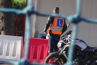 Wypadek motocyklisty podczas egzaminu na prawo jazdy. Służby interweniowały w WORD w Warszawie