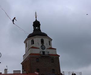   Urban Highline Festival 2023 w Lublinie. Slacklinerzy robią cuda na linach!