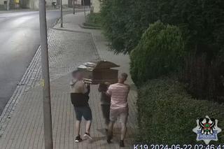Drzemał w trumnie na skwerze. Po porażce Polaków na Euro koledzy ruszyli na pomoc