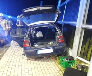 Kompletnie pijany 19-latek roztrzaskał volkswagena. Został poważnie ranny
