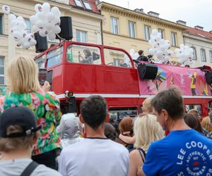 Parada Syrenki 2025 przeszła ulicami Warszawy. Na trasie 20 barwnych platform