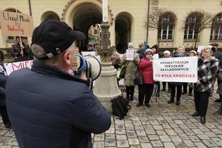 Lokatorzy byłych mieszkań zakładowych żyją w strachu  