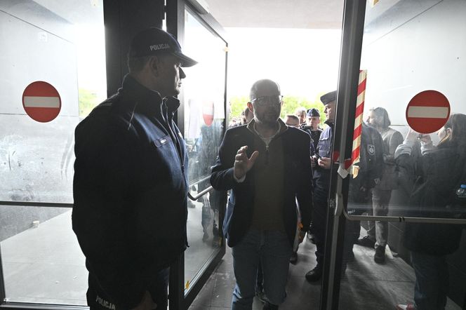 Komornicy na Modlińskiej. Nerwowe starcie przy hali na Białołęce. Ostry konflikt kupców z zarządcą hali