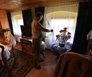 Marzną w swoich domach! Zlikwidowano im piece i nie podłączono do sieci ciepłowniczej!