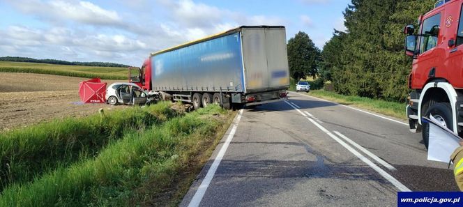 Tragiczny poranek. Kierowca osobówki nie miał szans po zderzeniu z ciężarówką!