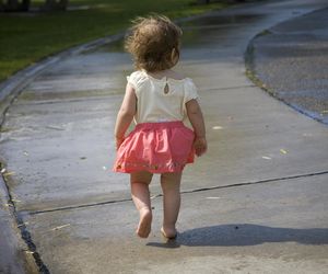 Mama myślała, że jej córka śpi. 2-latka błąkała się w samej pieluszce i body