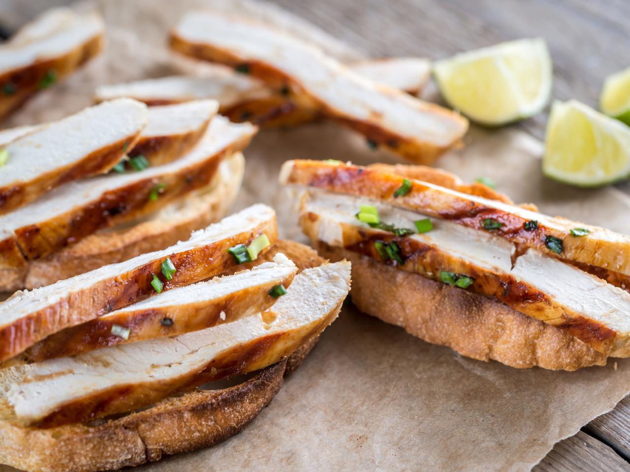 PIERŚ Z KURCZAKA z tostami - pomysł na szybki obiad