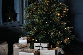 Tak będą wyglądać najmodniejsze choinki 2025! Beż, złoto i rubin wracają w wielkim stylu