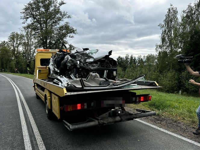Samochód ciężarowy zderzył się z osobowym autem. Cztery osoby zginęły. Droga zablokowana