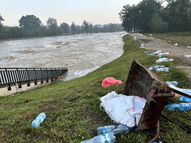 Powódź w Nysie. Wał przy Wyspiańskiego uszczelniony