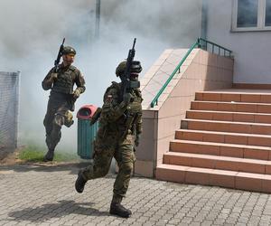 Efektowne ćwiczenia WOT w Czernikowie pod Toruniem. Scenariusz zakładał atak przeciwnika na szkołę z kilkudziesięcioma uczniami