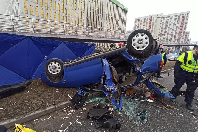 Wypadek w Katowicach. Samochód dachował na Roździeńskiego [ZDJĘCIA]