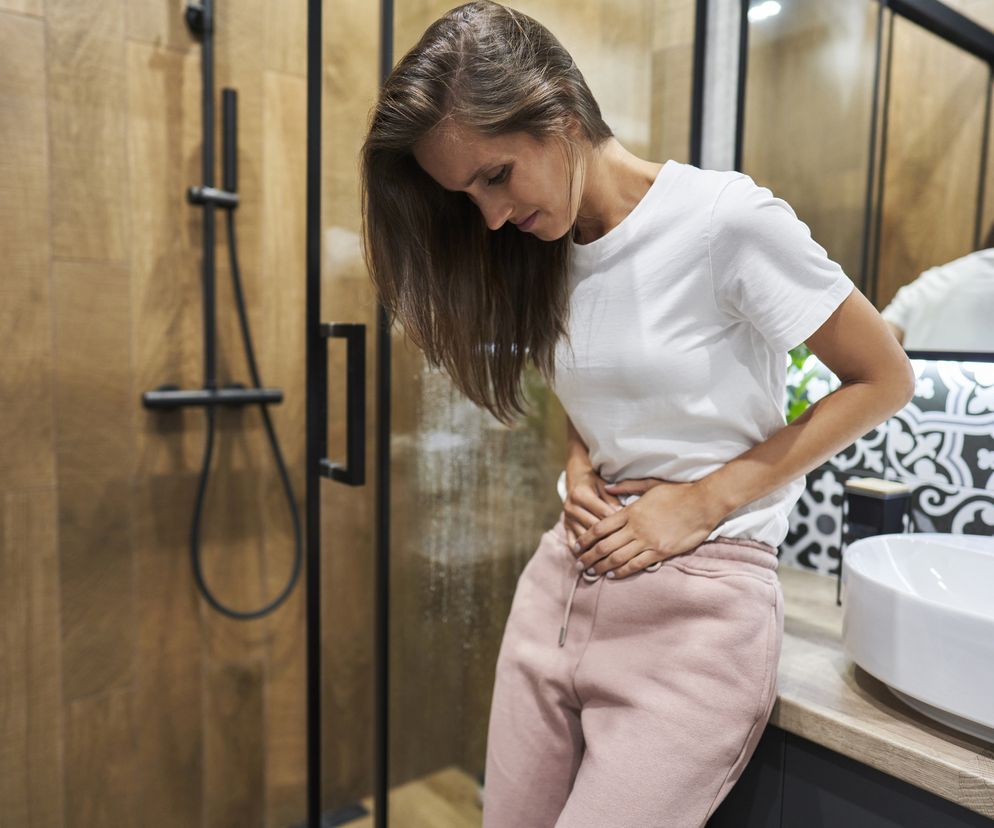 Kobieta trzyma się za brzuch