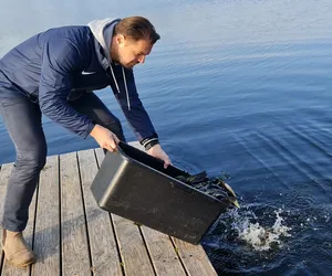 Poseł Wypij zarybia Warmię. Aż 200 kg kroczka lina trafiło do jeziora [ZDJĘCIA]