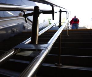 Uszkodzona poręcz metro Centrum Nauki Kopernik