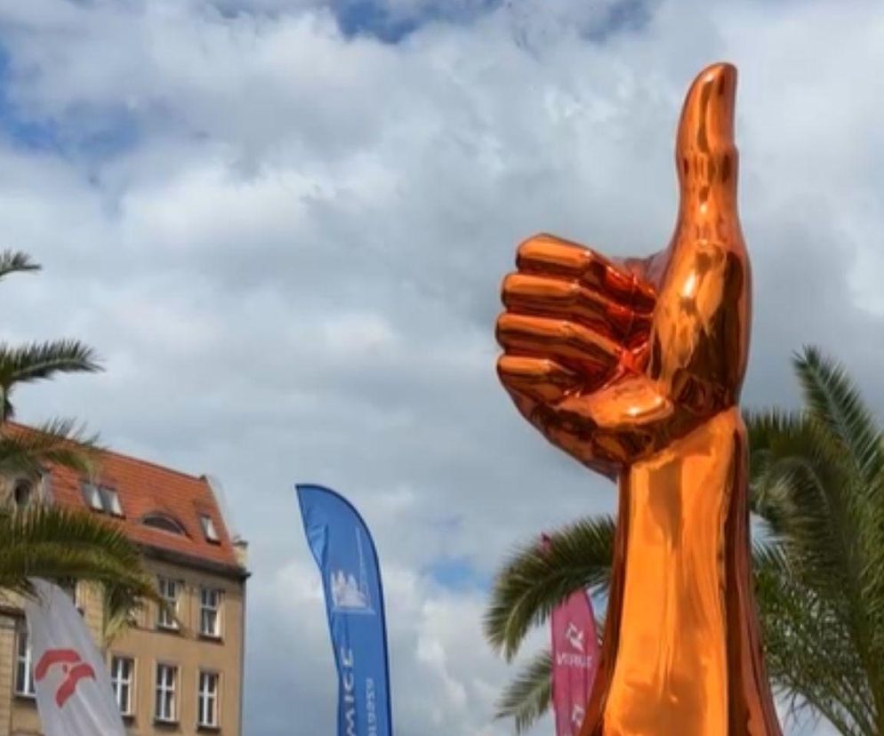 Gigantyczny złoty lajk stanął w centrum Gliwic ZDJĘCIA