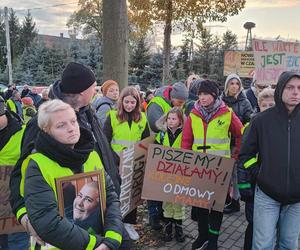 Protest na DK nr 80 po wypadku, w którym zginął 15-letni Kuba. Mieszkańcy zablokowali drogę