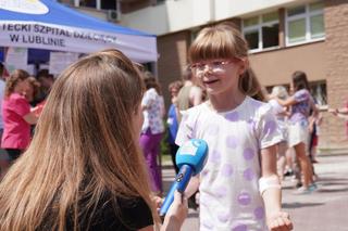 Przeskoczyli mukowiscydozę! Przy Uniwersyteckim Szpitalu Dziecięcym w Lublinie skakanki poszły w ruch. ZDJĘCIA