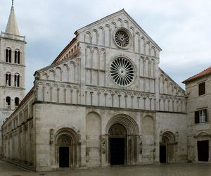 Zadar to centrum kulturalne północnej Dalmacji. Z lotniska w Rzeszowie dotrzesz tam w niecałe 2 godziny