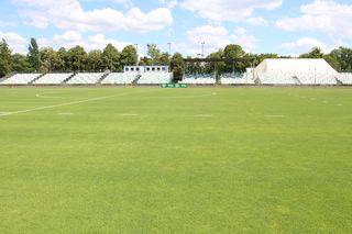 Krajobraz po spadku do II ligi. Czy Warta Poznań będzie mogła przystąpić do rozgrywek? Stadion przy DD12 nie spełnia szeregu wymogów