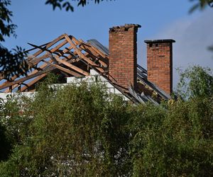 Zniszczony przez drona dach budynku mieszkalnego w miejscowości Wyryki