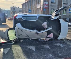 Wypadek w Słupsku. Toyota uderzyła w krawężnik, potrąciła pieszą. Kobieta nie żyje