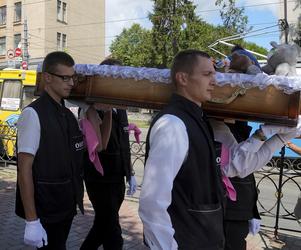 Wzruszający pogrzeb 4-letniej Lizy z Winnicy. Dziewczynka zginęła w ataku rakietowym. Jej mama straciła nogę