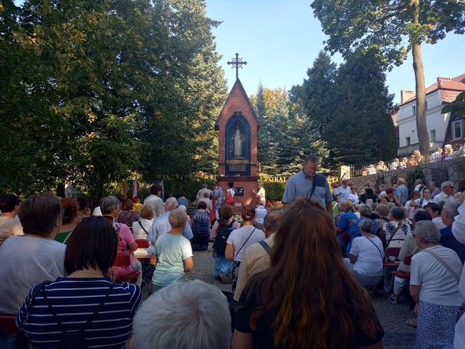   Tłumy pielgrzymów w Gietrzwałdzie. Trwa odpust i dożynki archidecezjalne. Zobacz zdjęcia