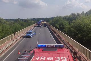 Trzy auta zderzyły się w wypadku na moście pod Sochaczewem! 58-latka i dwoje dzieci w szpitalu [ZDJĘCIA]