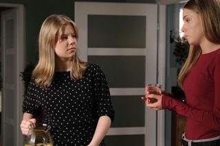 M jak miłość odc. 1872 po wakacjach. Lenka (Olga Cybińska), Sara (Nadia Smyczek)