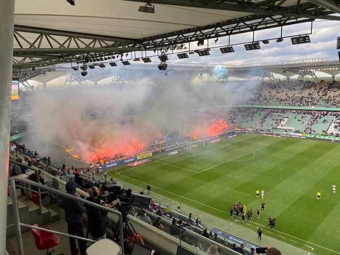SKANDAL! Kibice Legii przerwali mecz z Cracovią