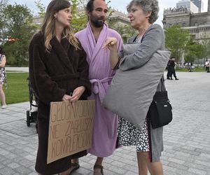 Przeszli przez Warszawę w piżamach i kapciach. Krzyczeli Chcemy spać!