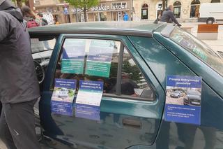 Samochód zaparkowany na placu 5 rogów