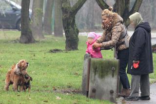 Uczy córeczkę chodzić