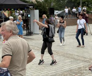 Starachowickie potańcówki na Rynku. Międzypokoleniowa zabawa pełna radości! Zobacz niezapomniane zdjęcia