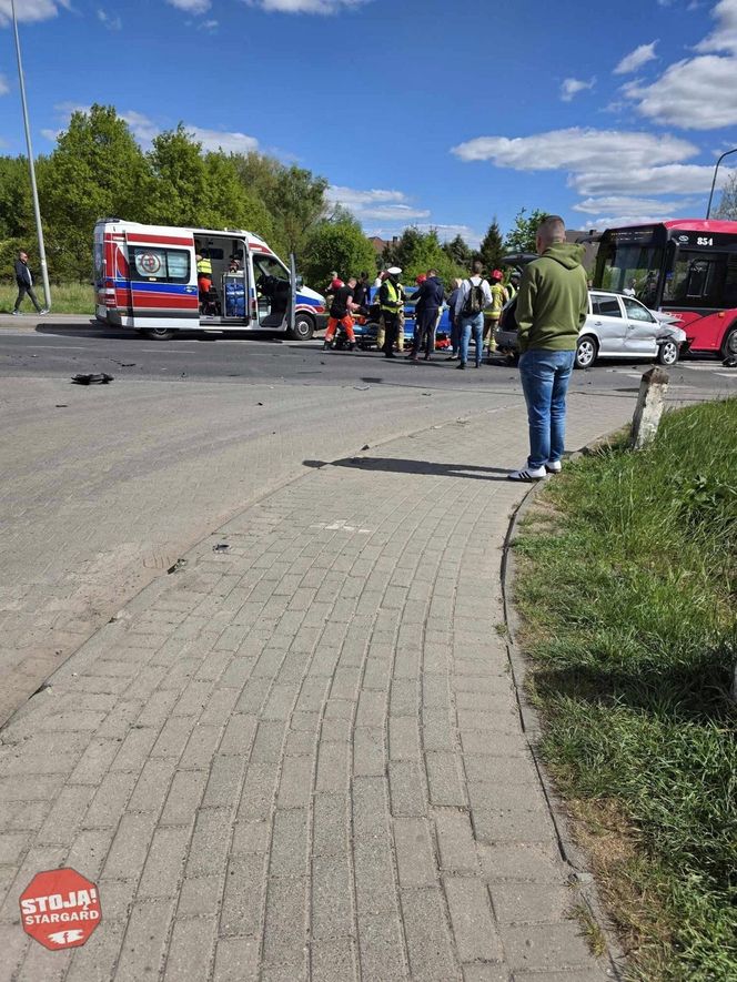Stargard: 12 poszkodowanych po zderzeniu autobusu z samochodami. WIDEO z monitoringu