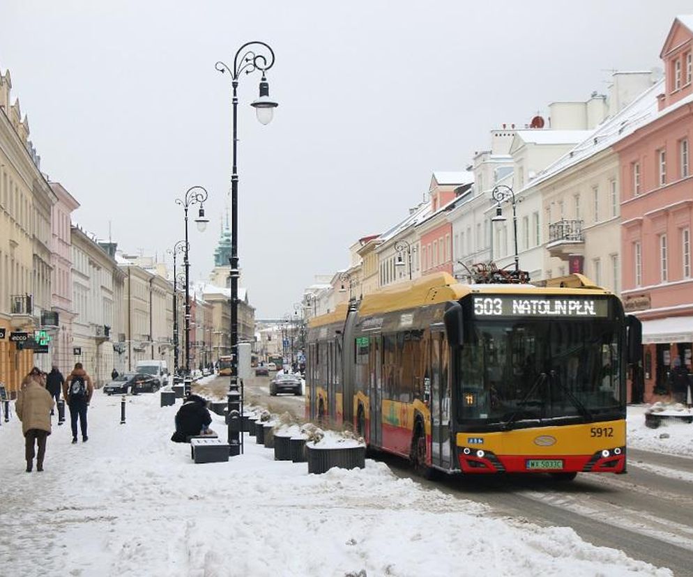 ZTM znów tnie rozkłady w Warszawie. Zmiany w 65 liniach, wszystkie tramwaje ograniczone