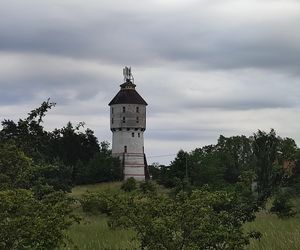 Prawie jak dom Muminków. Zabytkowa wieża na Mazurach zachwyca