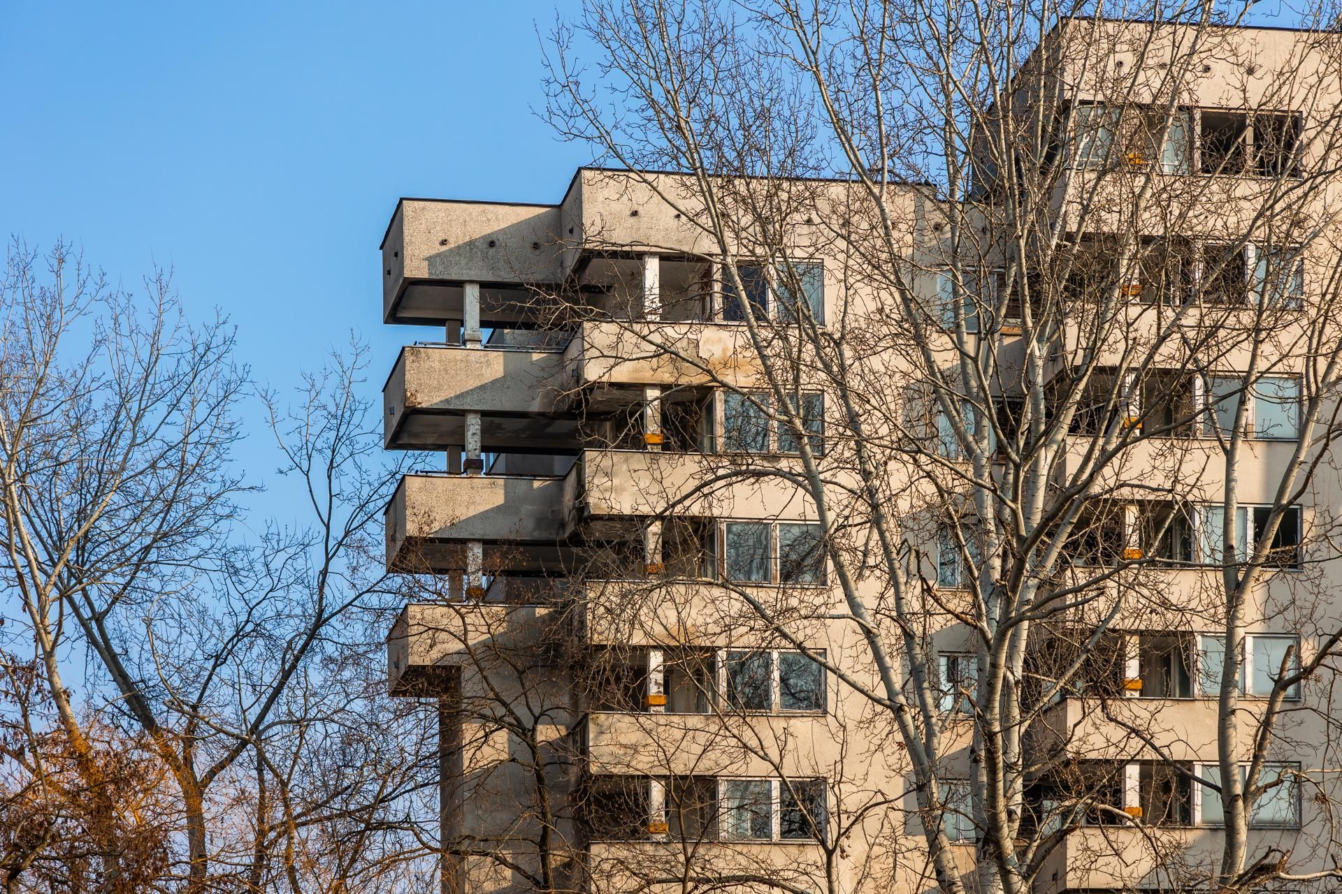 Szpiegowo, blok na Sobieskiego 100 w Warszawie
