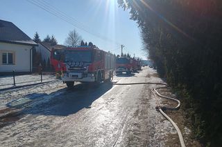 Zapaliło się poddasze i dach budynku w miejscowości Podosie