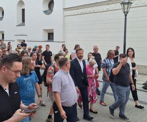 Krakowianie wyszli na dwór! Przegrali zakład ze stolicą