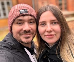 Co za przemiana! Daniel Martyniuk z żoną i dzieckiem na spacerze