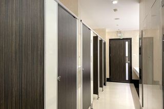 Pomieszczenia higieniczno-sanitarne w halach przemysłowych – wymagania wynikające z przepisów BHP